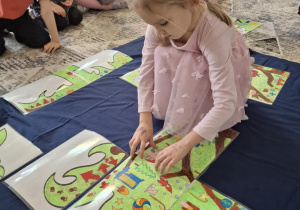 Dziewczynka uklada puzzle