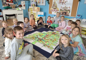 Dzieci z choinką z puzzli