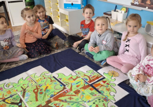 Dzieci wokół choinki z puzzli