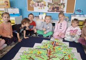 Dzieci na tle choinki z puzzli