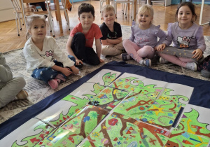 Dzieci z choinką z puzzli