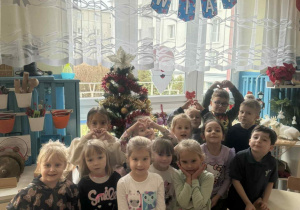 Dzieci z ubraną choinką