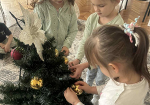 Dzieci zakładają bombki