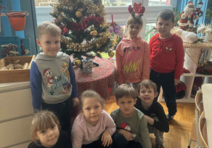 Dzieci z ubraną choinką
