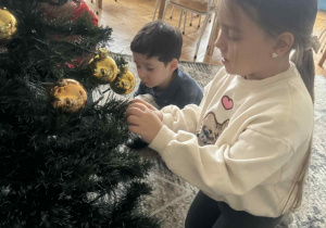 Dziewczynka zakłada bombkę