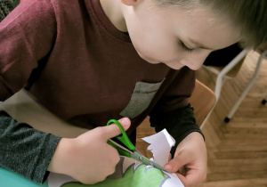 Chłopiec wycina choinkę