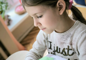 Dziewczynka wycina choinkę