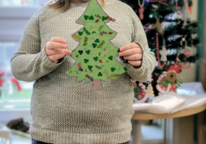 Dziewczynka ze swoją cekinową choinką