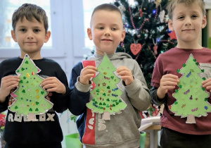 Dzieci pokauzją swoje cekinowe choinki