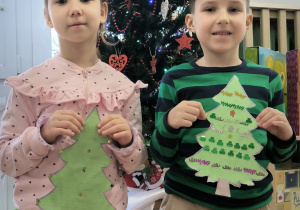 Chłopiec z dziewczynką z cekinowymi choineczkami z papieru