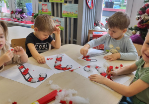 Dzieci siedzą przy stoliku