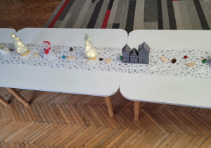 Przystrojony stół do warsztatów