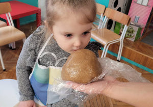 Dziewczynka wącha ciasto na pierniki