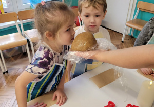 Dziewczynka wącha ciasto