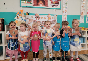 Dzieci z ilustracjami składników na pierniki