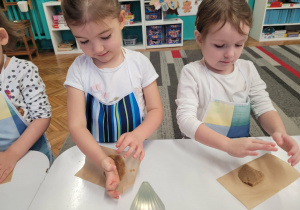 Dziewczynku ugniatają ciasto