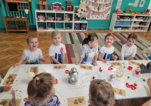 Dzieci z surowymi piernikami