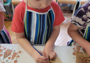 Chłopoiec nakłada żółty lukier