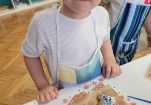 Chłopiec z udekorowanymi piernikami