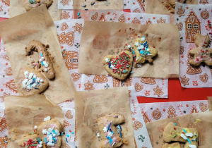 Upieczone i udekorowane pierniki