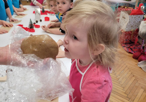 Dziewczynka wącha ciasto