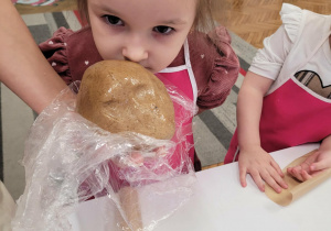 Dziewczynka wącha ciasto piernikowe