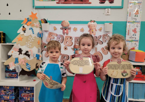 Dzieci z kolejnością wykonywania czynności na ciastka