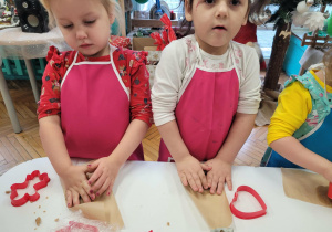 Dziewczynmi wałkuja ciasto