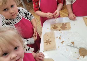 Dziewczynka z wykrojona z ciasta gwiazdką