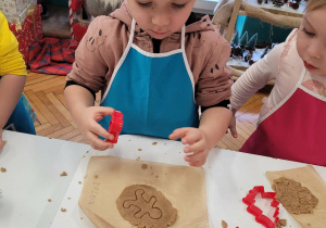 Chłopiec zpiernikowym ludkiem