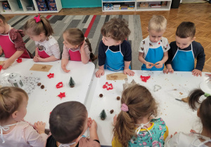 Dzieci z surowymi ciastkami