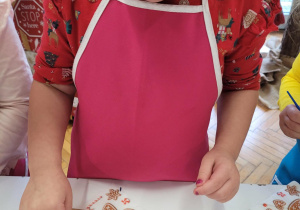 Dziewczynka nakłada ozdoby