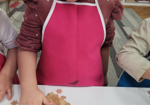 Dziewczynka dekoruje piernika