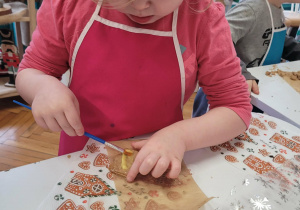 Dziewcyznka nakłada żółty lukier