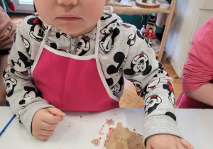 Dziewczynka zupieczonym i udekorwanym piernikiem