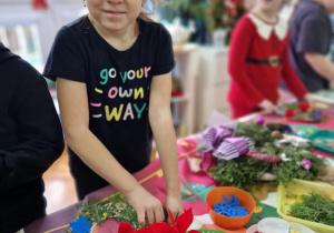 Dziewczynka doczepia śnieżynki