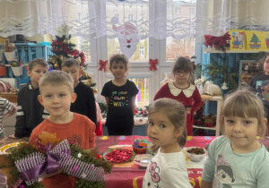 Dzieci z duzym stroikiem bożonarodzeniowym