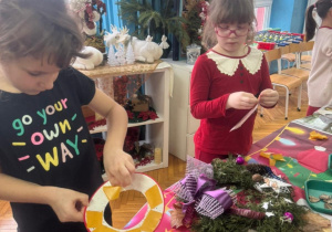 Dziewczynka przykleja taśmę dwustronną