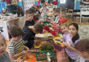 Dzieci obklejaja talerzyki taśmą dwustronną
