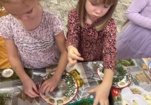 Dziewczynka wybiera zielone gałązki