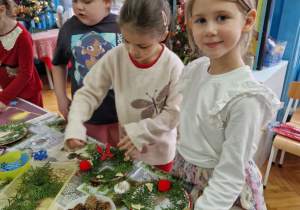 Dziewcyznka przyczepia ozdoby