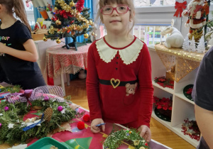 Dziewczynka z wieńcem bożonarodzeniowym