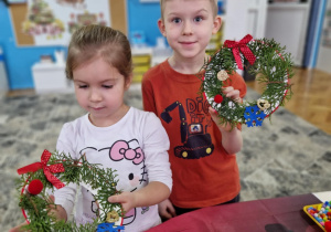 Dzieci ze swoimi wieńcami bozonarodzeniowymi