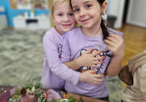 Dwie dziewczynki w świątecznym nastroju