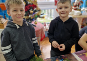 Chłopcy podczas wykonywania wianków bozonarodzeniowych