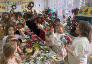 Dzieci przy stołach podczas warsztatów