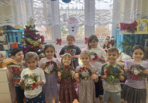 Dzieci ustawione ze swoimi wiankami bozonarodzeniowymi