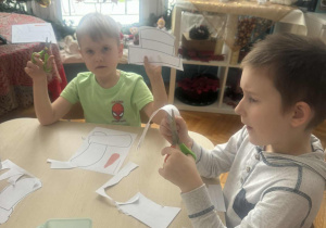 Dzieci siedza przy stoliku