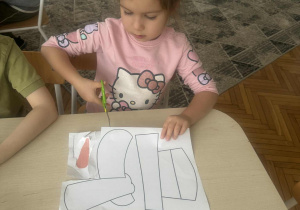 Dziewczynka wycina nożyczkami