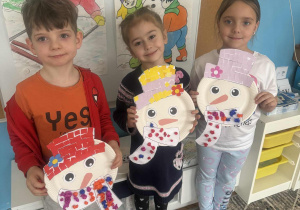 Dzieci z praca plastyczną bałwanek